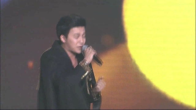 余枫 - 至少还有你 (2015QQ音乐年度盛典)