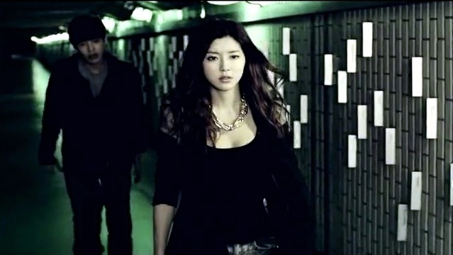 何龙雨 - 雨中泪 (KTV版)