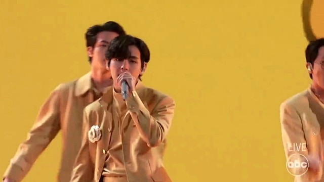 BTS - Butter (Live From AMAs 2021) (2021年AMA最受欢迎流行歌曲获奖歌曲)