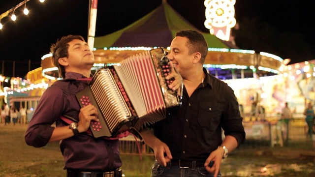 Felipe Pelaez - Y Yo Pierdo el Año