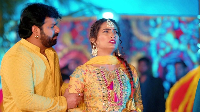 Pawan Singh - Godi Me Leke