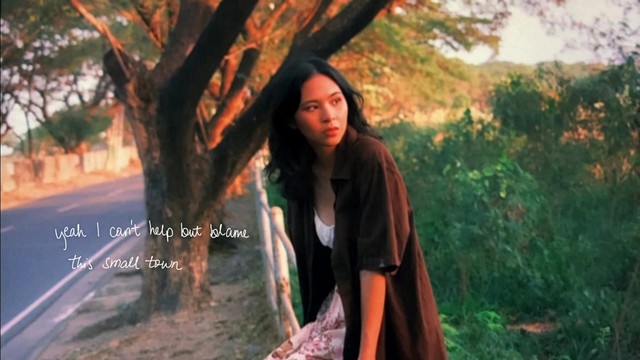 Clara Benin - small town (Official Lyric Video)