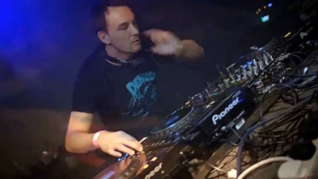 Kid Massive & Peyton - A Little Louder