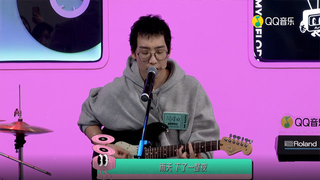 见面吧 - 闫泽欢现场吉他弹唱《雨天》音乐才子深情吟唱 (花絮版)
