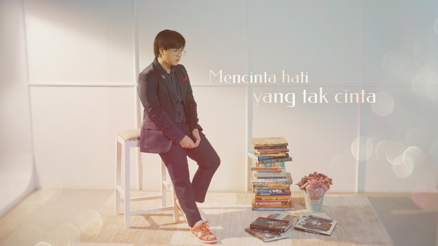 Arsy Widianto - Mencinta Hati Yang Tak Cinta (歌词版)