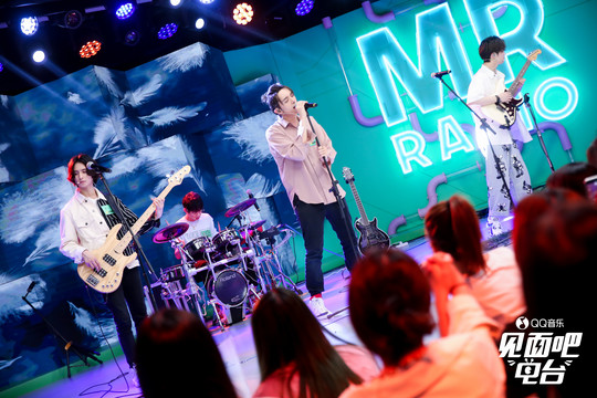 见面吧 - VOGUE 5跳《好想谈恋爱》舞，尽显可爱反差萌 (Live)