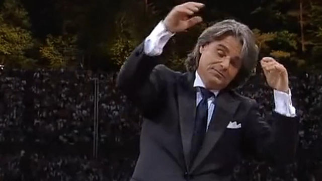 Berliner Philharmoniker - Salut d'amour op. 12 (Live At The Berliner Waldbühne 2010) (Live) (《爱的礼赞》（法语：Salut d'Amour），作品12，是英国作曲家爱德华·埃尔加于1888年创作的乐曲，为小提琴和钢琴而作。乐曲采用三段体，具有典型的小夜曲风格。由E大调（有移调版本，大提琴版用D大调）、2/4拍的切分音展开有名的A段。小提琴在高音区应奏出恰似情人缠绵的深情旋律。乐曲的B段转入G大调，在柔和的曲调中加入一丝幽婉的相思情调。经过带有泛音色彩的过门，主题再现。经过带有复杂情绪的尾声，全曲在A段主题的变奏形式下缓缓减弱而终了。)