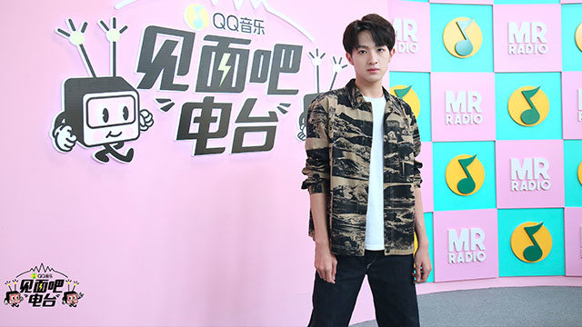 见面吧 - 吴季峰模仿高嘉朗洗澡飙歌 再现营中“giao言giao语” (花絮版)