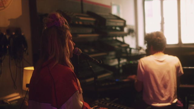 Liv Del Estal - Devant le cinéma