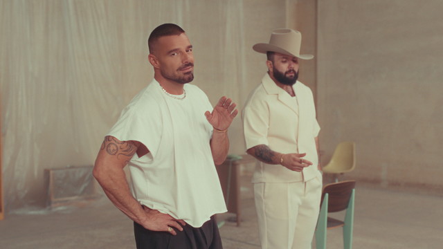 Ricky Martin - A Medio Vivir (Official Video)