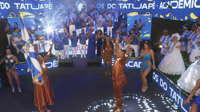 Liga Carnaval SP - Plantar para colher e alimentar. Tem muita terra sem gente, tem muita gente sem terra.