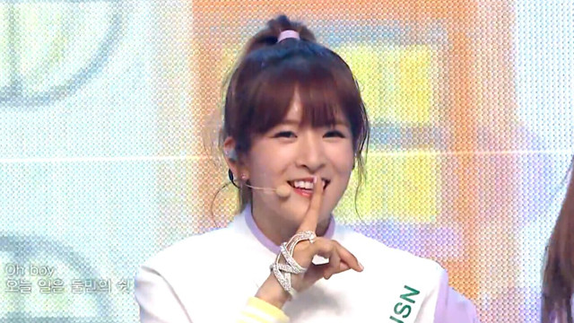 WJSN (宇宙少女) - MoMoMo (모모모) (Live At Show Music Core 2016/03/12) (Live)