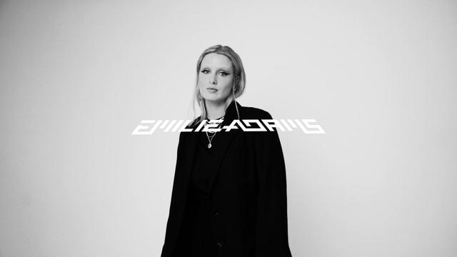 Emilie Adams - Bored (歌词版)