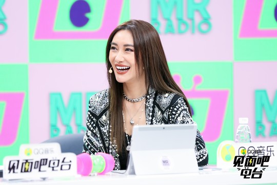 见面吧 - 爱戴开场带来粤语版《彩云追月》,经典之声回归舞台 (Live)