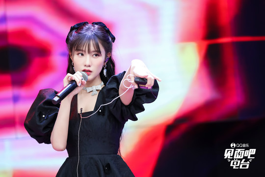 见面吧 - 陈意涵演唱主打歌《一点点》，声音甜美旋律悠扬~ (Live)