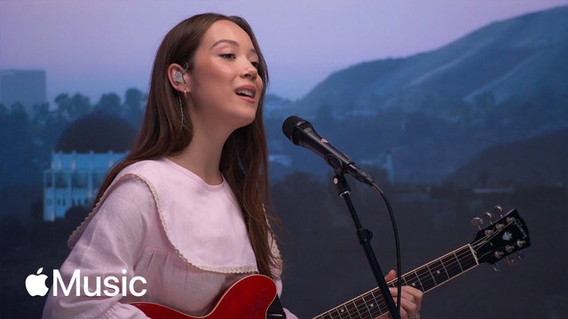 Laufey - Silver Lining (Live Performance on The Zane Lowe Show)