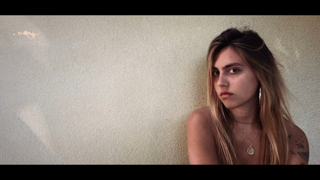 Liv Del Estal - Devant le cinéma