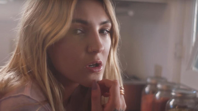 Julia Michaels - Issues