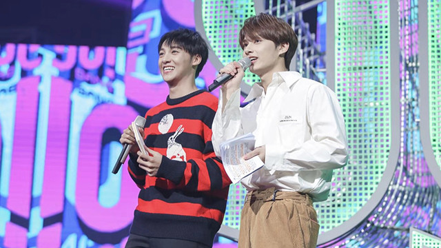 腾讯音乐由你榜 - 为避免“嘴瓢”也是拼了！伍嘉成文俊辉现场PK吃“台本”？