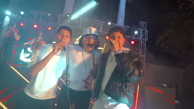 Brandon Reyes y Elvin - No Me Hagas Caso (En Vivo)