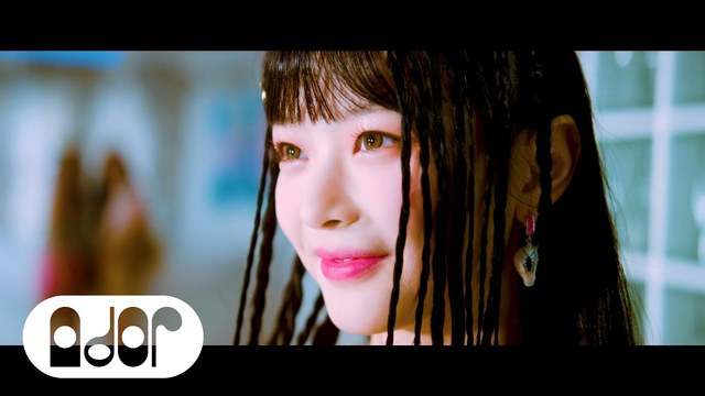 NewJeans - NewJeans (뉴진스) 'Hype Boy' Official MV (HANNI ver.)