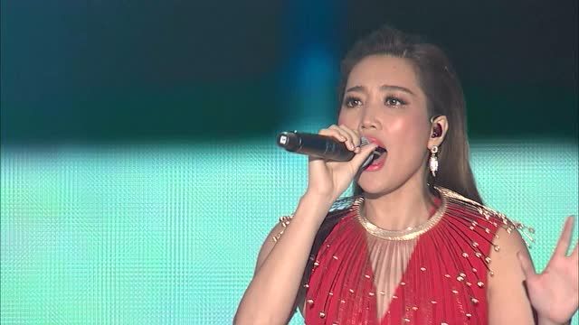 A-Lin - More Like Me + 忘记拥抱 (2016QQ音乐巅峰盛典)