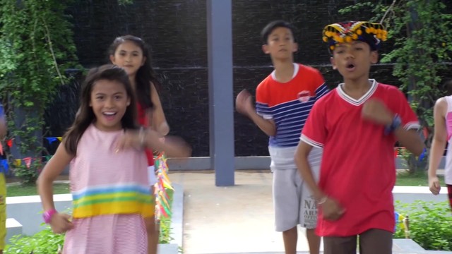 Lyca Gairanod - Tayo Ay Maglaro