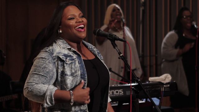 Tasha Cobbs - Put A Praise On It (Live)