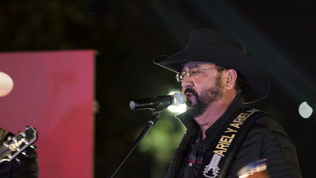 Ariel y Ariel - Morena De XV Años (En Vivo)