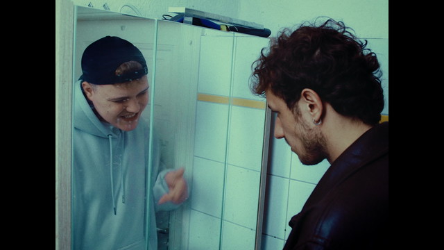 Stacks102 - Rücken an Rücken