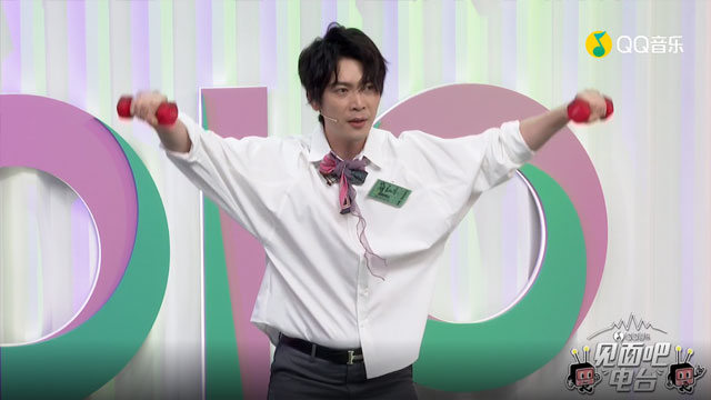 见面吧 - 边举哑铃边清唱《不染》，这气息也太稳了 (花絮版)