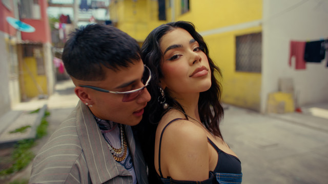 Kenia OS - Un Bezito (Video Oficial)