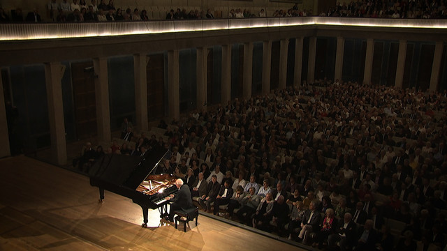 Maurizio Pollini - Beethoven: Piano Sonata No. 32 in C Minor, Op. 111 - 1. Maestoso - Allegro con brio ed appassionato