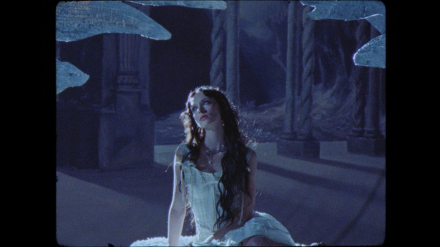 Holly Humberstone - Die Happy (Visualiser)