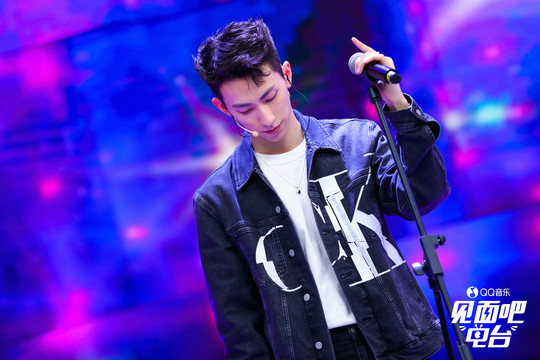 俞彬 - 俞彬演唱《我要我们》片段开场，声线太迷人，深情小王子本人没错了！ (Live)