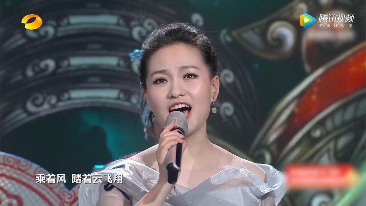 《2019湖南卫视小年夜春晚》雷佳演唱《飞歌,清亮嗓音犹如黄莺鸟般