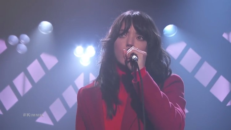  - Sharon Van Etten做客鸡毛秀表演新单《Seventeen》！一袭红衣美翻了！