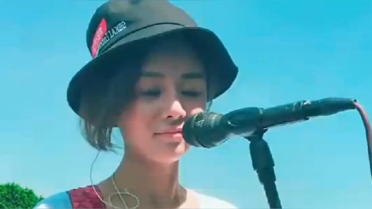 网红歌手花姐翻唱一首经典老歌《我要找到你》唱的太好听了!