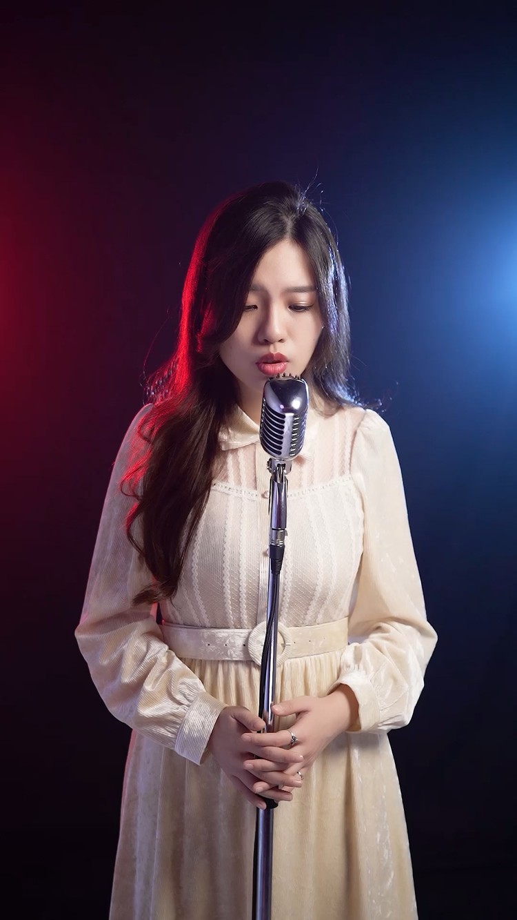 - 最怕你深爱的那个人心里住着一个《谁》