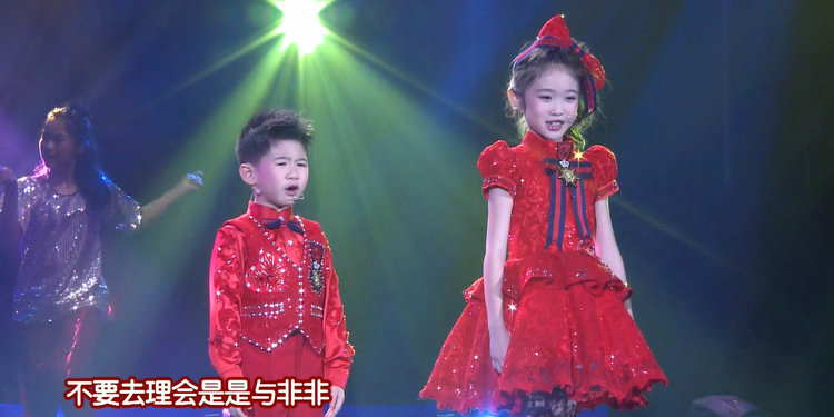 - 超萌姐弟翻唱金志文《远走高飞》,有被弟弟的表情萌哭吗?