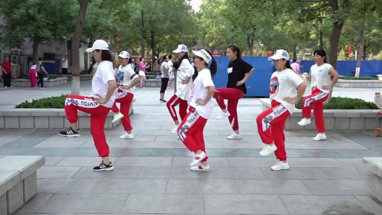 鬼步舞《晚秋,灵活又专业,帅气潇洒,人人拍手叫好【艳子广场鬼步舞