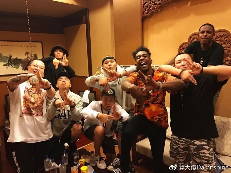 也是被模仿最多的手势,即使现在你也经常能看到在演出现场和rapper