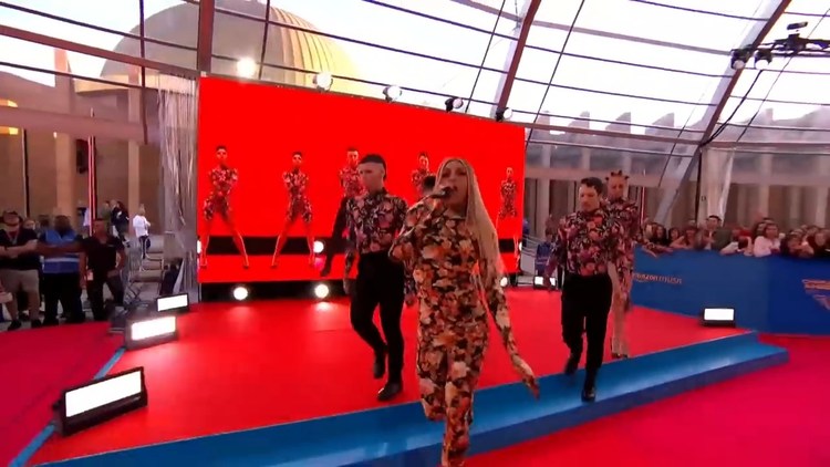  - Pabllo Vittar来到2019 MTV EMA颁奖典礼红毯秀，带来与Charli XCX合作的新歌《Flash Pose》热辣表演。