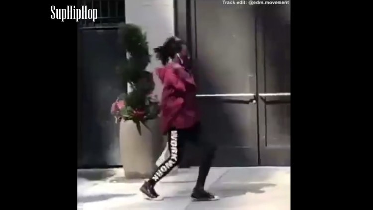 - 大街上戴耳机听HIPHOP时候的你,音乐带你放飞自我!