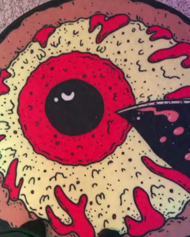  - Midnight Tyrannosaurus的工作室翻新啦，他将粉丝送的小礼物都挂在单独的一面墙上。