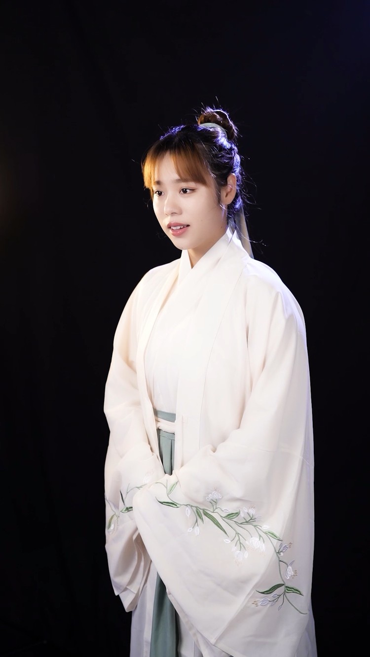  - 空山新雨后，天气晚来秋。 明月松间照，清泉石上流。