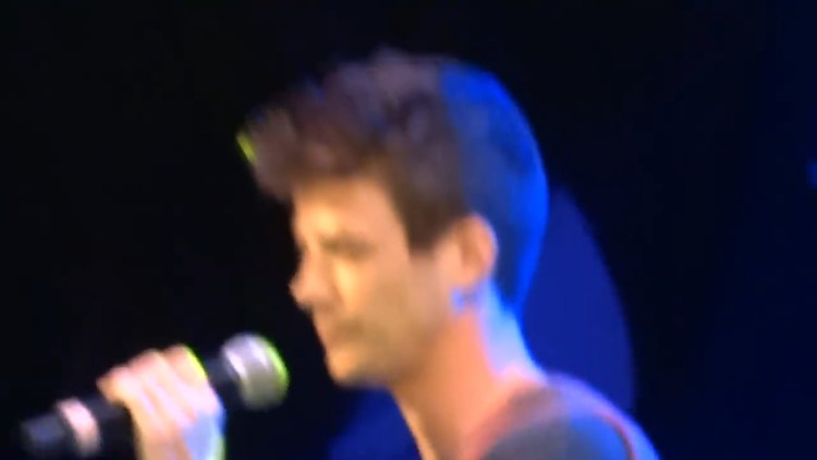  - 闪电侠Grant Gustin在Elsie音乐节表演《闪电侠》原声 Running Home To You，声音太好听了！