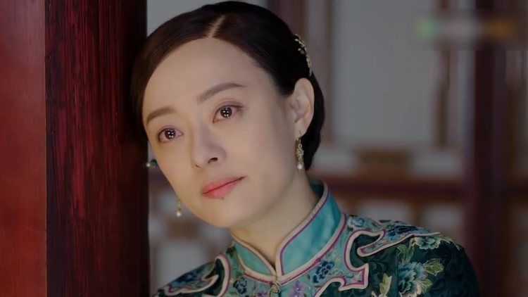 却独自一个人失落离开,万分思念远方的霸道少爷,这眼神真是惹人怜!