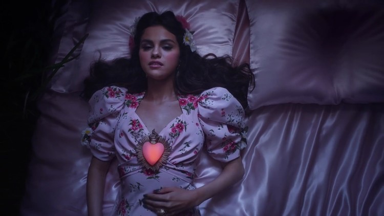 selenagomez最近,selenagomez近照 selenagomez处理庆祝蛋糕