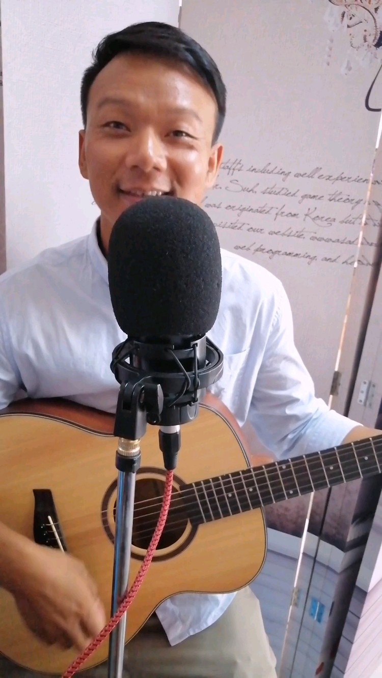 - 我笑起来真好看 张谦卑